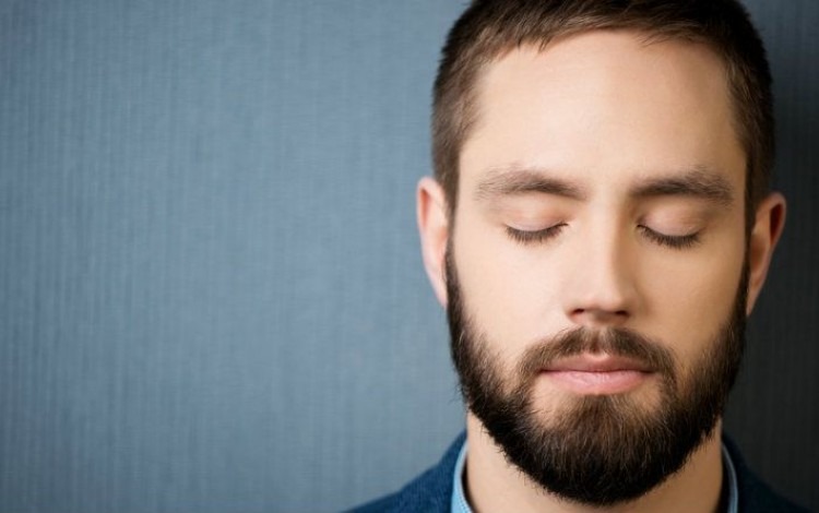 Rostro de un hombre con los ojos cerrados