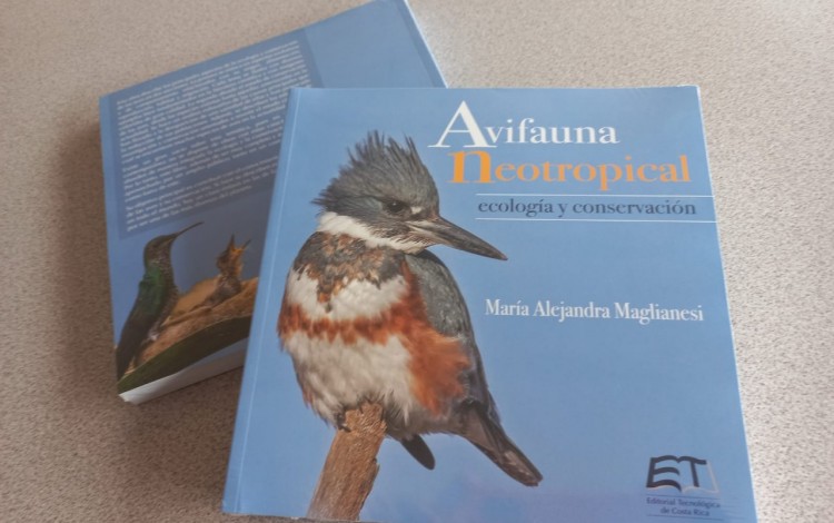 imagen de dos libros, en la portada muestra la imagen de un pájaro.
