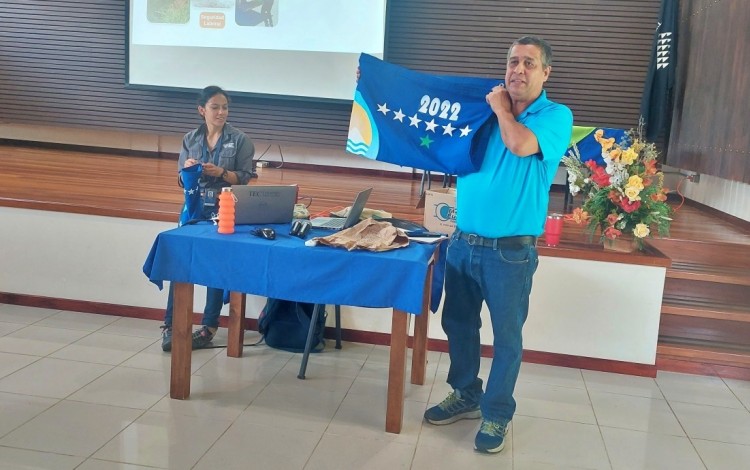 El funcionario enseña la bandera azul.