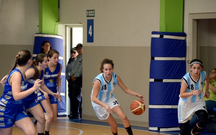 mujeres jugando baloncesto 