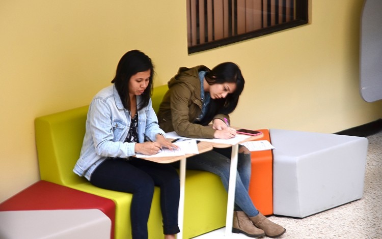 Estudiantes de los cursos de verano del TEC utilizan los nuevos muebles de la Biblioteca. (Foto: OCM)