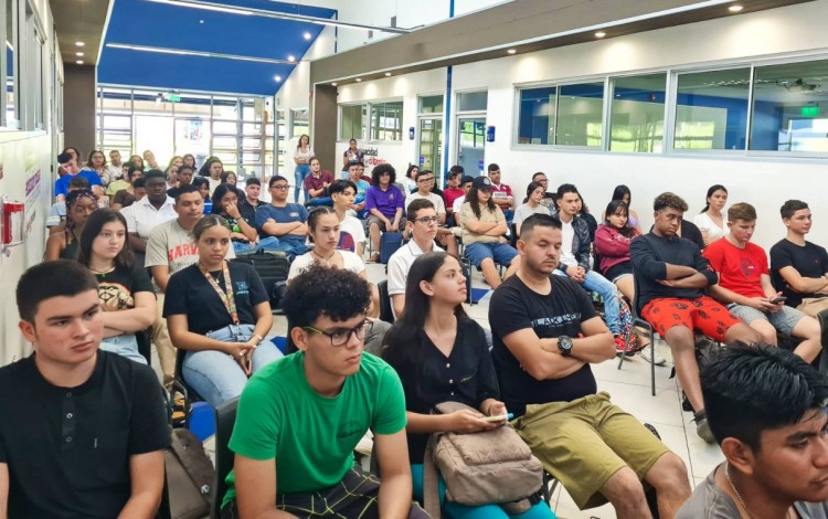 Los jóvenes escuchando la charla.