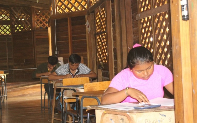 Imagen de tres estudiantes indígenas realizando el examen de admisión al TEC.