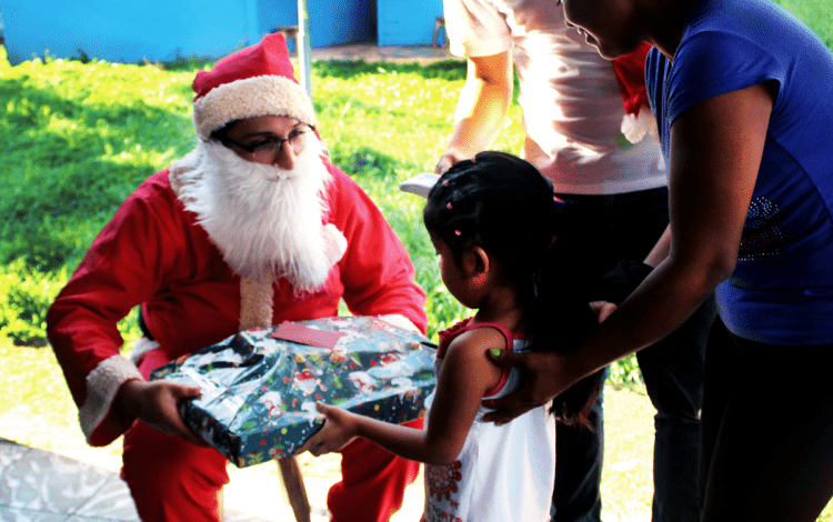 Estudiantes del TEC realizaron una fiesta de navidad para niños y padres de la Escuela Unidocente de Shuabb. Foto: Cortesía D. Arias.