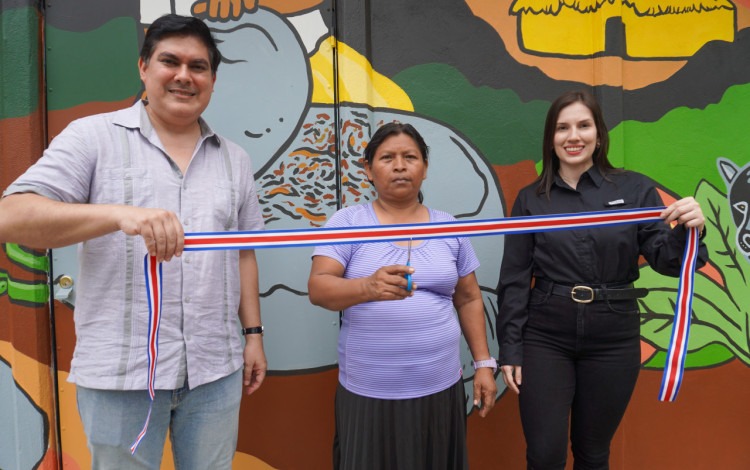 Tres personas cortan la cinta para inaugurar el Centro de Acopio