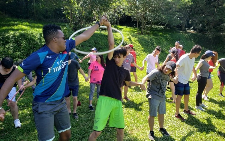 Imagen de varios estudiantes en un campamento.