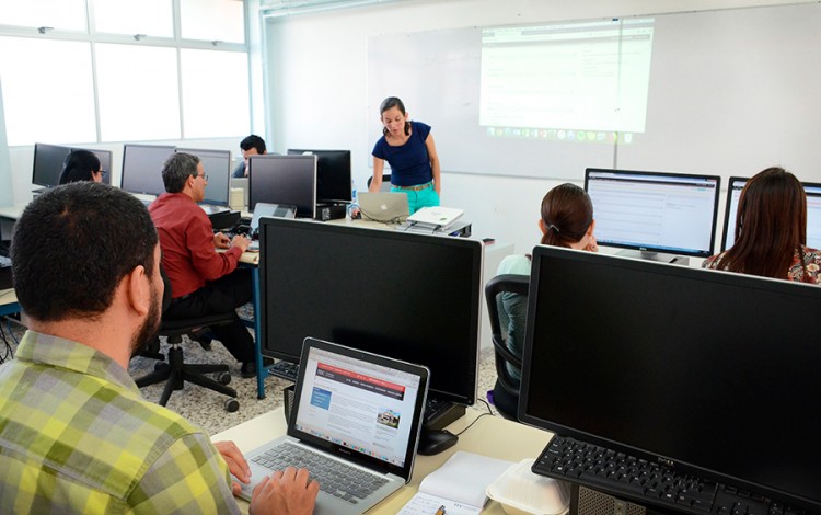 personas en laboratorio utilizando computadoras