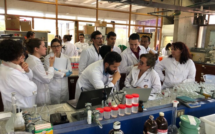 Imagen de varios estudiantes en el laboratorio