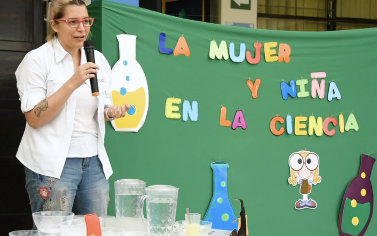 En la fotografía la física Natalia Murillo visita a los niños del TIPTEC para hacer experimentos con ellos