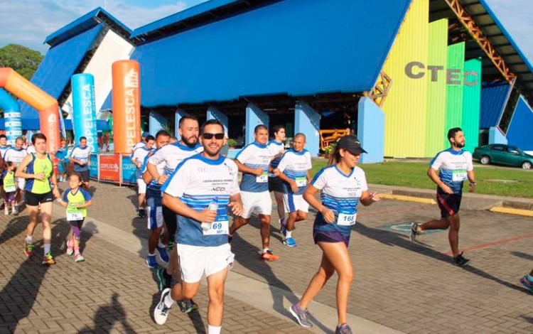 PERSONAS CORRIENDO FRENTE A EDIFCIO CTEC