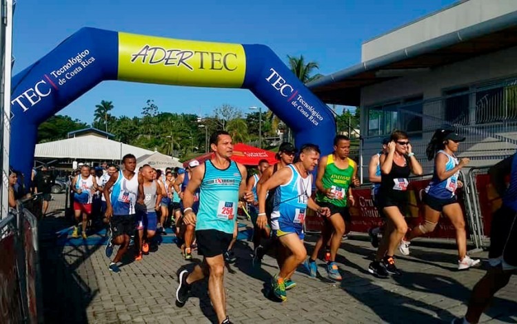 personas  corriendo en competencia