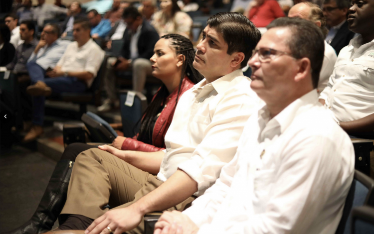 imagen de tres personas observando una exposición