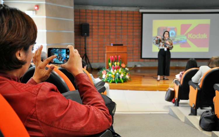 persona usando teléfono