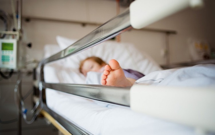 niño en cama de hospital