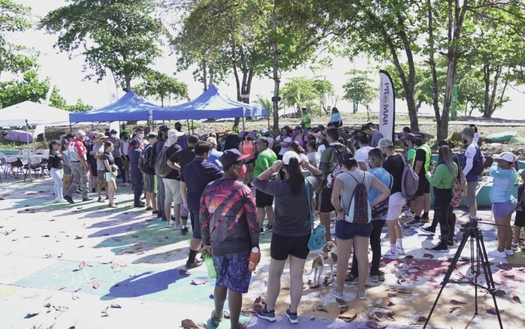 Imagen de varias personas recolectando basura en la playa Cieneguita.