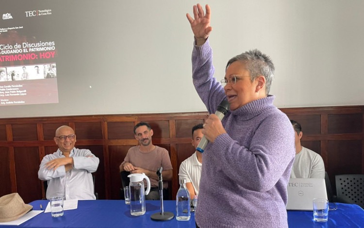 Fotografia de Ana Coralia Fernández durante su exposición