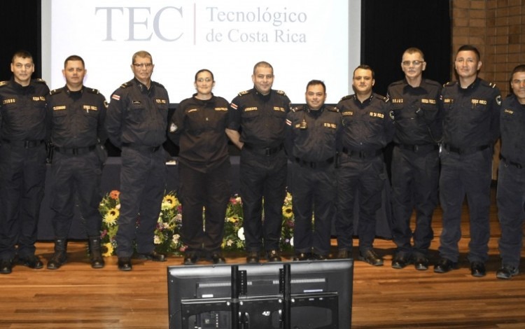 policias_durante_charla_en_el_tec_