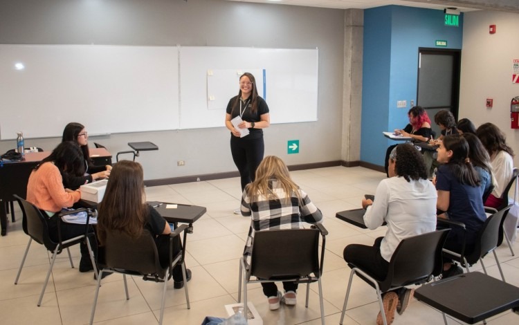 Estudiantes en aula.