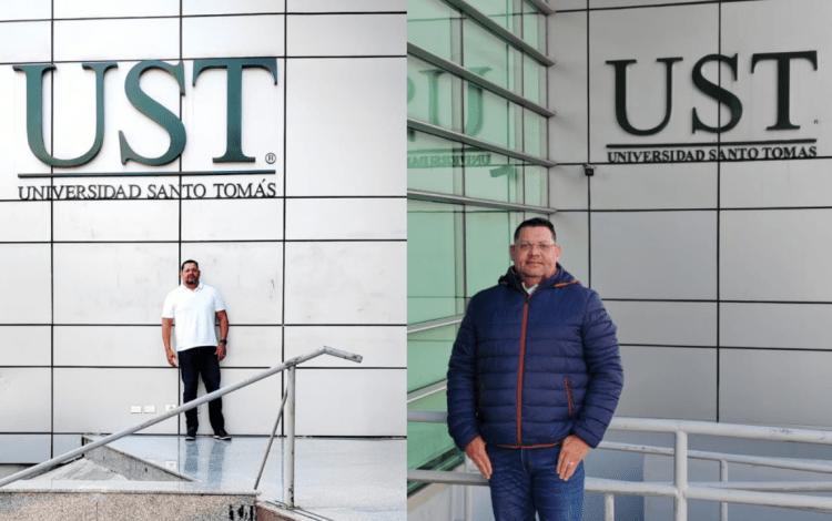 El doctorando posa frente al rótulo de la universidad santo tomás