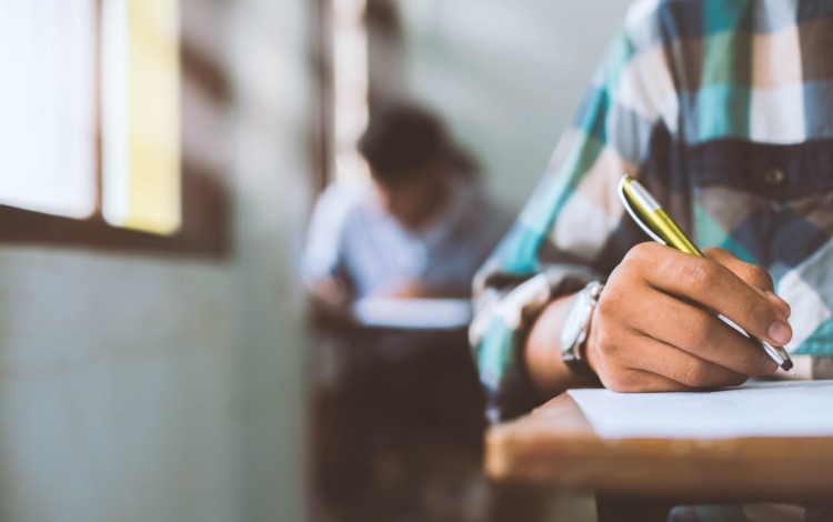 estudiante con lápiz en mano