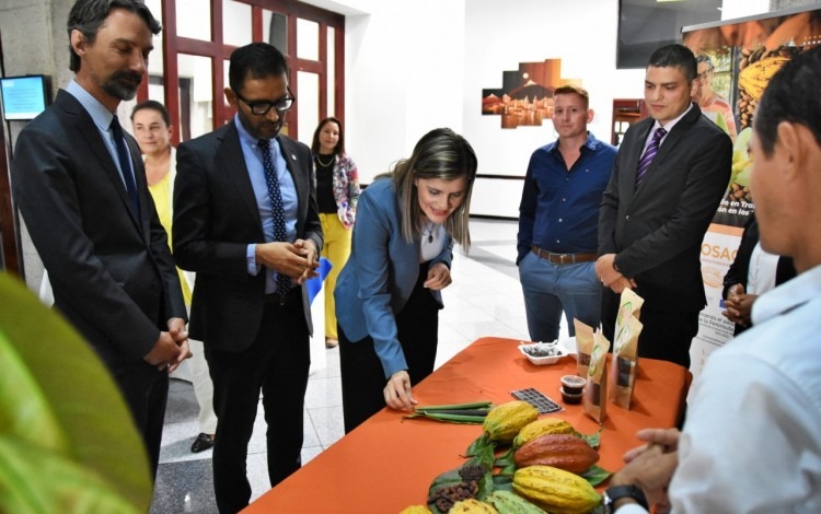 La ministra observa con atención una vainilla.