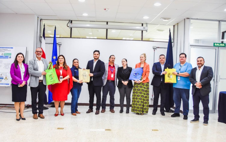 Las coordinadoras del proyecto entrgan los resultados