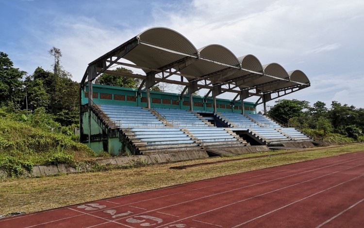 pista y graderia del estadio de Limón