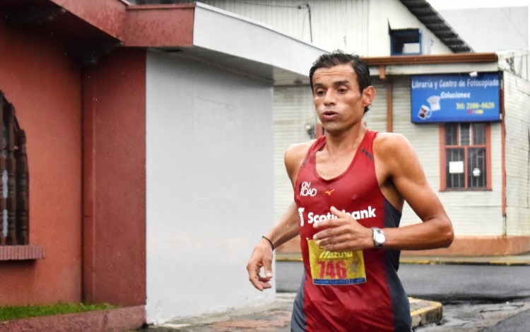 Javier Fernández corriendo en carretera.