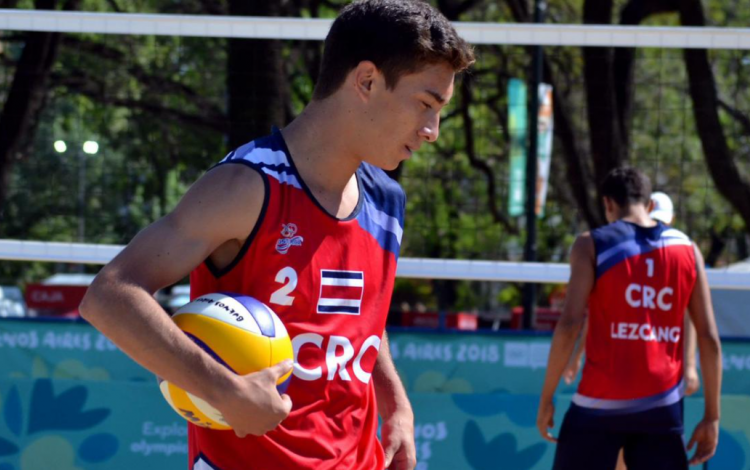 Jugador de voleibol sosteniendo balón.