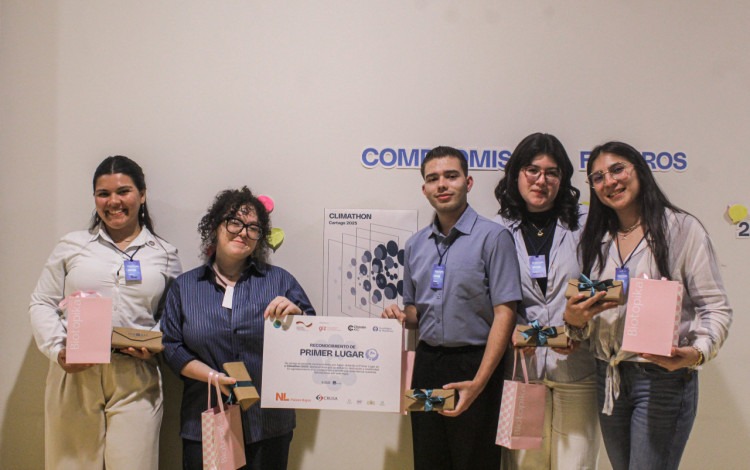 los jóvenes posan con el certificado de ganadores
