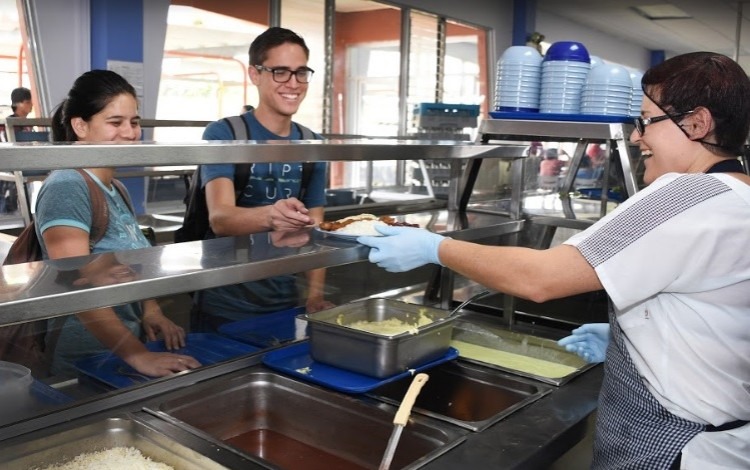 Durante el período de vacaciones, el restaurante institucional brindó el servicio de almuerzo para los estudiantes de los cursos de verano. (Archivo OCM) 