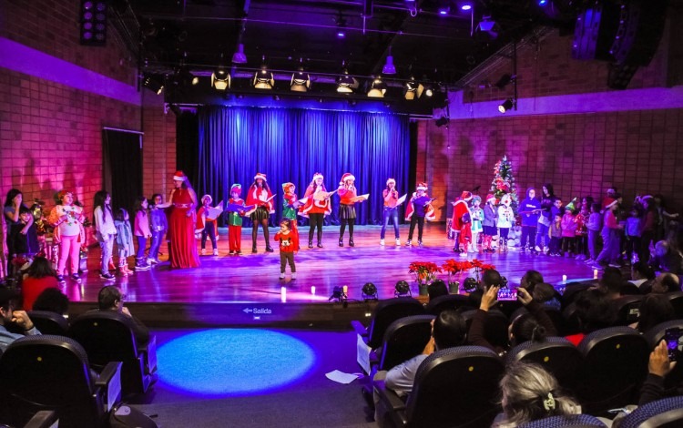 Imagen de varios niños disfrutando del concierto navideño.