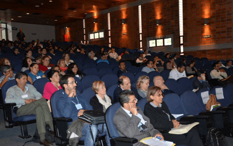 Personas ponen atención en medio del Congreso, en el auditorio del Centro de las Artes.