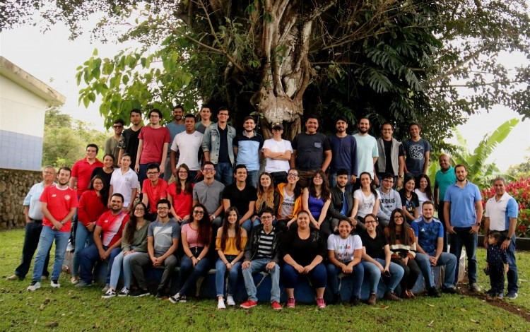 La fotografía muestra el grupo de estudiantes, posando, que participó del convivio. 