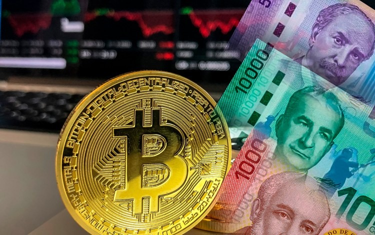 moneda de bitcoin con billetes de costa rica