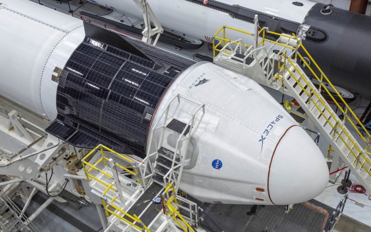 Nave Espacial recostada, en el hangar. 