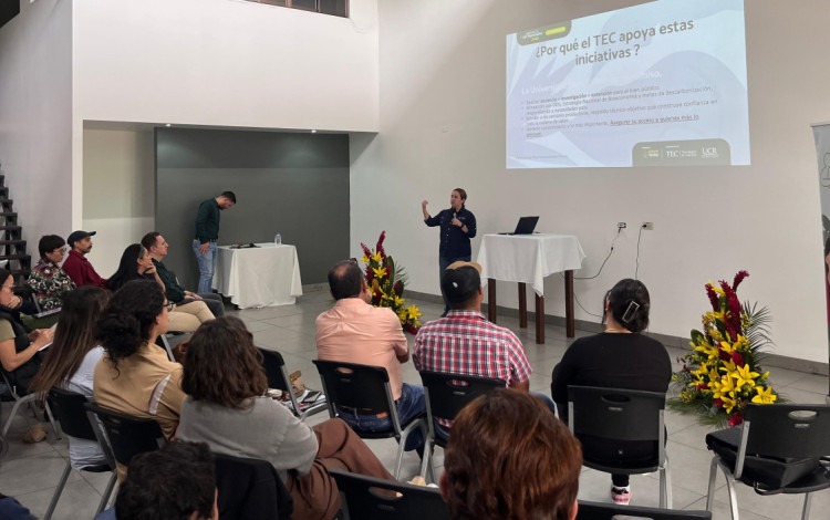 Imagen de una investigadora dando una charla