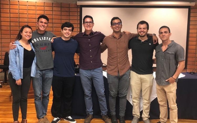 Los jóvenes posan para la fotografía durante la Charla: Ingeniería industrial en el mundo de la ciencia de datos. 