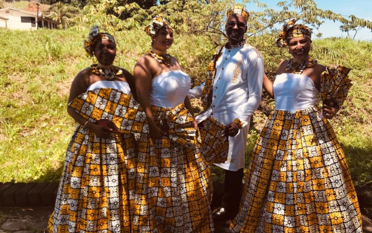 imagen de tres mujeres vestidas de gala junto a un hombre, en la provincia de Limón