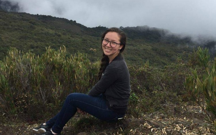 Imagen de una estudiante en la montaña