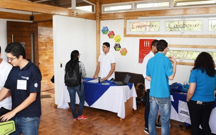 estudiantes_presentando_proyectos_