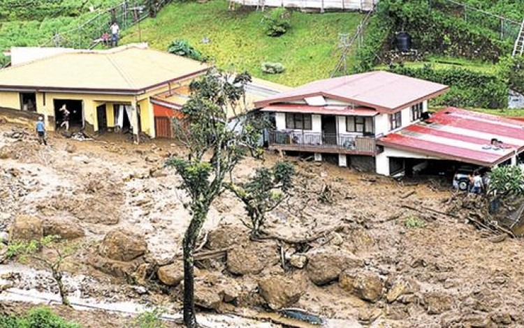 casas afectadas por lodo en deslizamiento 