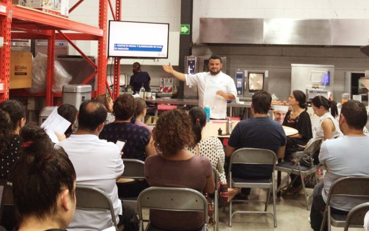 Un grupo de personas atiende a las lecciones de un chef.