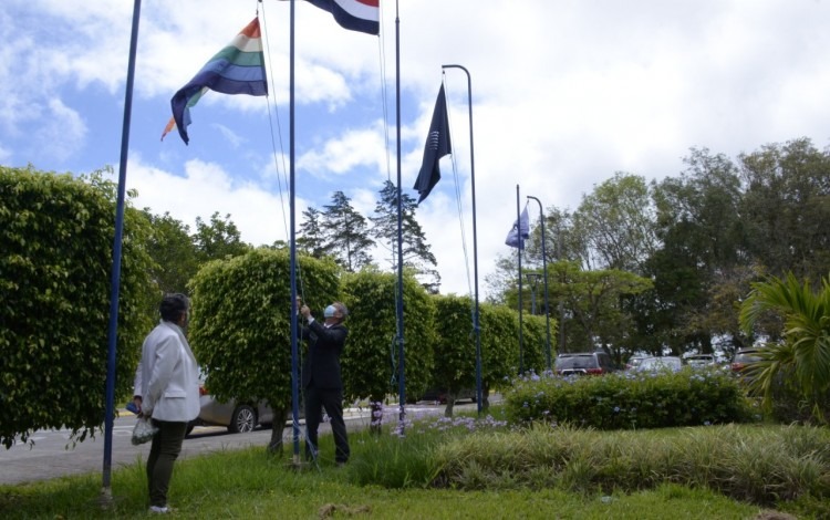 Imagen de las banderas del TEC y de Costa Rica, junto a la de la diversidad.