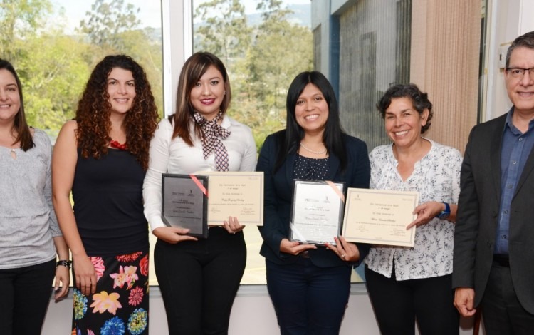 Laura Queralt, Paola Durán, Crisly González (homenajeada), María Estrada (homenajeada), Ana Rosa Ruíz y Julio César Calvo; en la entrega del reconocimiento.