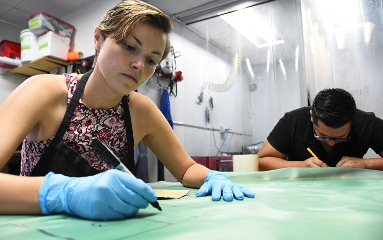 mujer trabajando en mesa de dibujo