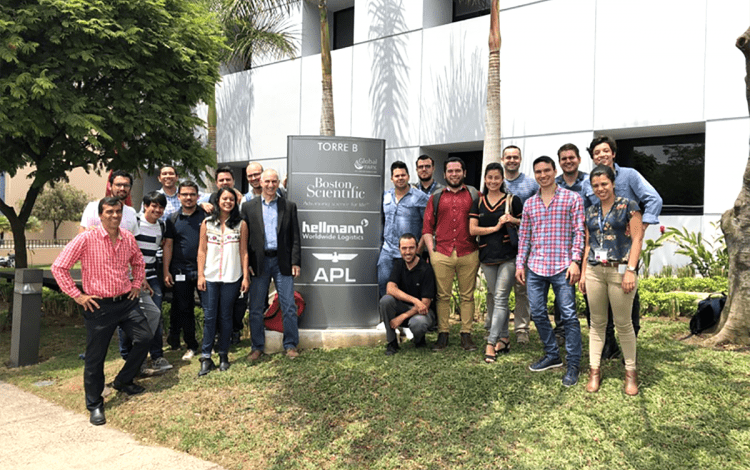 grupo de personas posan delante de un edificio