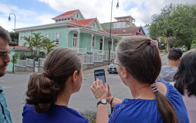 imagen de dos personas observando Casa Verde.