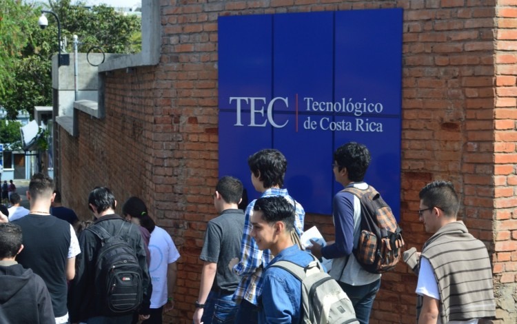 Grupo de jóvenes estudiantes caminando hacia la entrada principal del Campus Tecnológico Local San José en Barrio Amón.