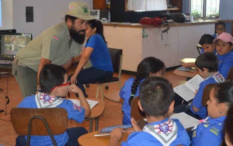 Un guardaparques de la Isla del Coco conversa con un grupo de guías y scouts en un aula del zoológico Simón Bolívar